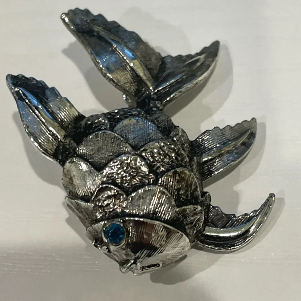Vintage blue rhinestone eye silver tone fish w scales brooch pin jewelry ocean - Picture 3 of 6